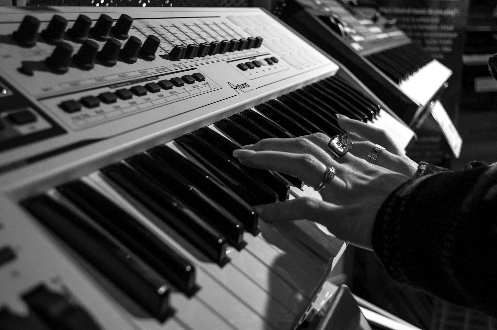 Main de musicien sur une guitare